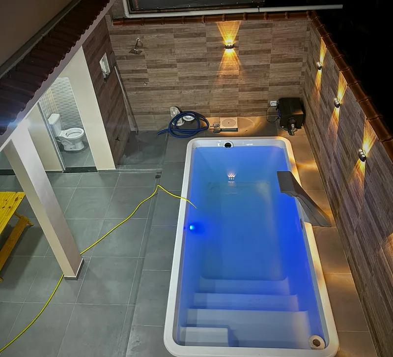 Piscina vista de cima com degraus iluminados
