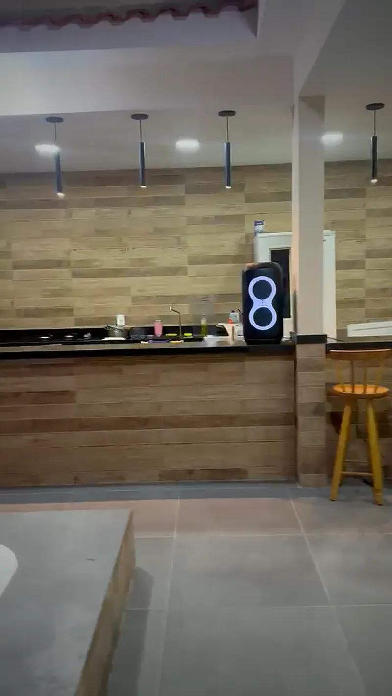 Bancada da área gourmet com luminárias pendentes